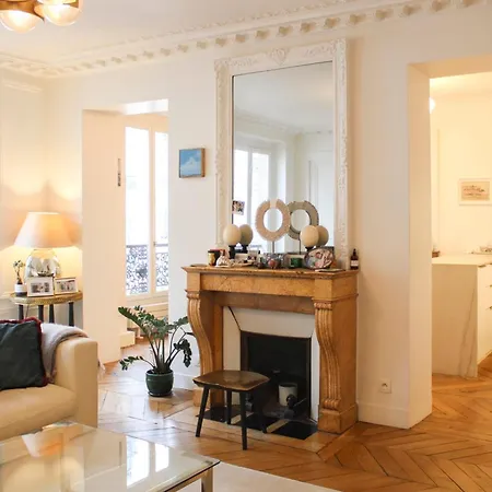 Cozy Haussmanian Flat In The Heart Of
