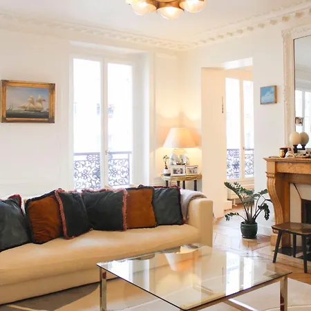 Cozy Haussmanian Flat In The Heart Of